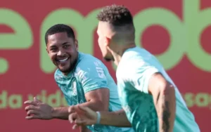 O atacante Paulinho está recuperado e aprimorou sua forma física